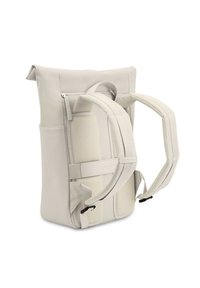 Světle šedý batoh s rolovací konstrukcí, který má síťovanou výplň na ramenních popruzích, přední kapsu na zip a boční rukojeť pro nošení.