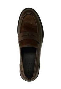 Bruine leren instapschoen met een textuur van donkerbruin bontpaneel. Beschikt over een brede band over de wreef en een gladde, ronde neus.