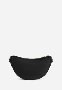 Borsa a tracolla in pelle nera a forma di mezza luna con cerniera dorata e anelli per la tracolla su sfondo bianco uniforme.