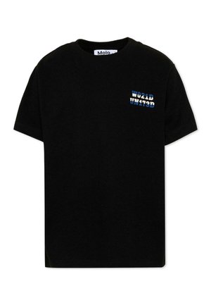 T-shirt nera a maniche corte con piccolo testo blu e bianco ""WO21D UM173D"" sul petto in alto a sinistra e un'etichetta bianca ""Molo"" all'interno del colletto.