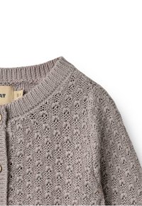 Hellgrauer gestrickter Cardigan mit einem strukturierten Muster, rundem Kragen und Holzköpfen. Zeigt detaillierte Sticharbeit und weichen Stoff.