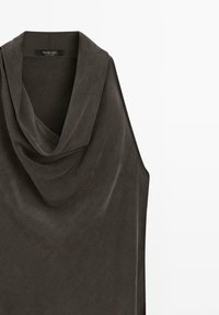 Bezrękawowy top w ciemnym oliwkowym kolorze, z miękkiej tkaniny, z drapowanym krawatem typu komin i metką Massimo Dutti wewnątrz kołnierza.