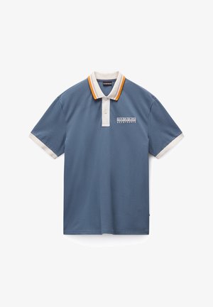 Blaues Poloshirt aus Baumwolle mit weißem Kragen und orangefarbenen Akzenten, kurzen Ärmeln und einem Vorderlogo in weißer Schrift.