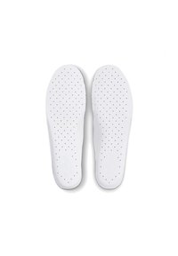 Ett par vita skoinlägg med små perforeringar jämnt fördelade över ytan, visade mot en vit bakgrund.