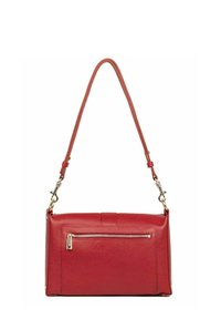 Borsa a tracolla in pelle rossa con una forma strutturata, dotata di una tasca con zip sul davanti e una tracolla regolabile. Gli accenti in metallo dorato completano il design.