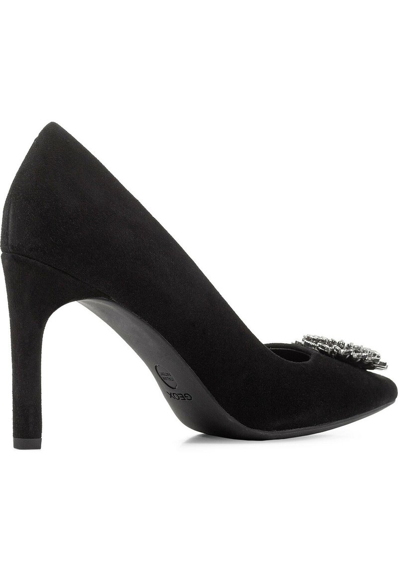 Décolleté neri in suede con tacco alto, punta affusolata e decorazione con gemma finta sul lato aperto. Design elegante e minimalista.