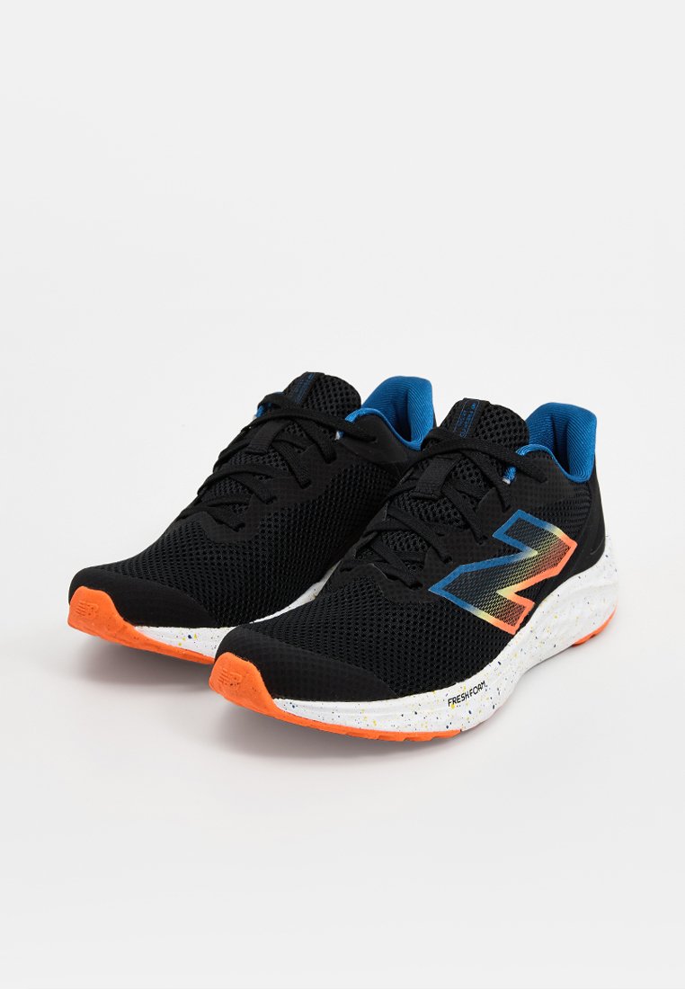 Des chaussures de sport noires avec une tige en mesh, des accents bleus, une semelle orange et un logo multicolore distinctif. Conception texturée et légère.