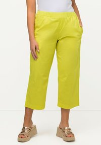 Ulla Popken 7/8 RUBY GENOUX PRÉFORMÉS JAMBES DROITES CEINTURE ÉLASTIQUE - Pantaloni - yellow