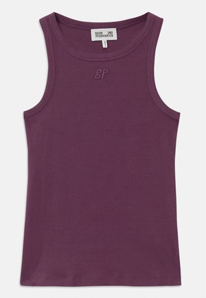 Top sin mangas de color púrpura con cuello redondo y tirantes anchos. Presenta un tejido texturizado y un logotipo en relieve en el pecho.
