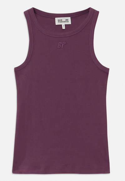 Paarse geribde tanktop met een ronde halslijn en brede schouderbanden. Heeft een gestructureerde stof en een reliëflogo op de borst.