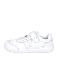 Zapatilla blanca hecha de material sintético, con una superficie lisa, cierre con cordones y velcro, y perforaciones para la transpirabilidad.
