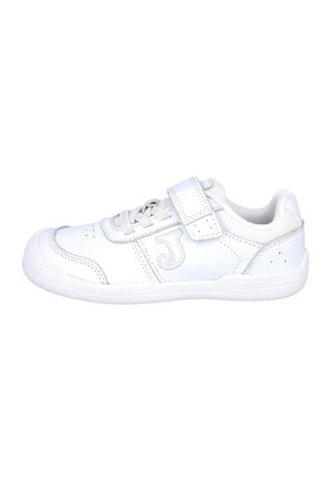 Zapatilla blanca hecha de material sintético, con una superficie lisa, cierre con cordones y velcro, y perforaciones para la transpirabilidad.