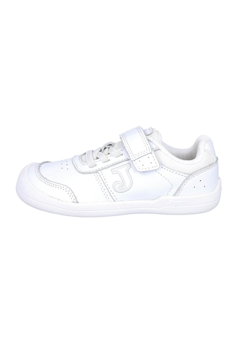 Zapatilla blanca hecha de material sintético, con una superficie lisa, cierre con cordones y velcro, y perforaciones para la transpirabilidad.