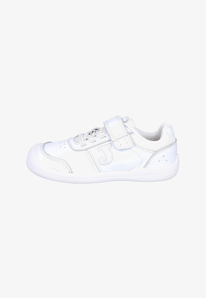 Zapatilla blanca hecha de material sintético, con una superficie lisa, cierre con cordones y velcro, y perforaciones para la transpirabilidad.