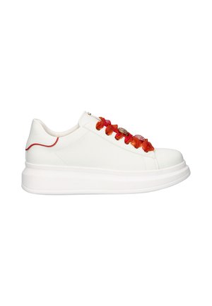 Zapatilla deportiva de plataforma blanca con detalles de encaje floral en rojo anaranjado brillante y sutil detalle rojo en la lengüeta del talón, vista lateral.