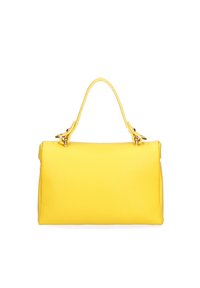 Sac à main en cuir jaune avec une forme structurée, une poignée supérieure et des accents en métal doré. Texture lisse avec une finition granuleuse.