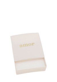 Scatola rettangolare bianca con superficie liscia, caratterizzata dalla parola "amor" in lettere dorate sul coperchio. L'interno è vuoto e di texture soffice.