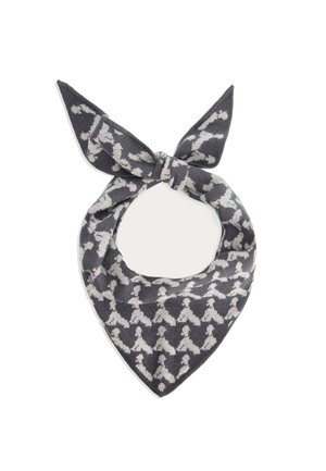 Grijze driehoekige sjaal met wit vogelpatroon, bovenaan in een knoop gebonden.