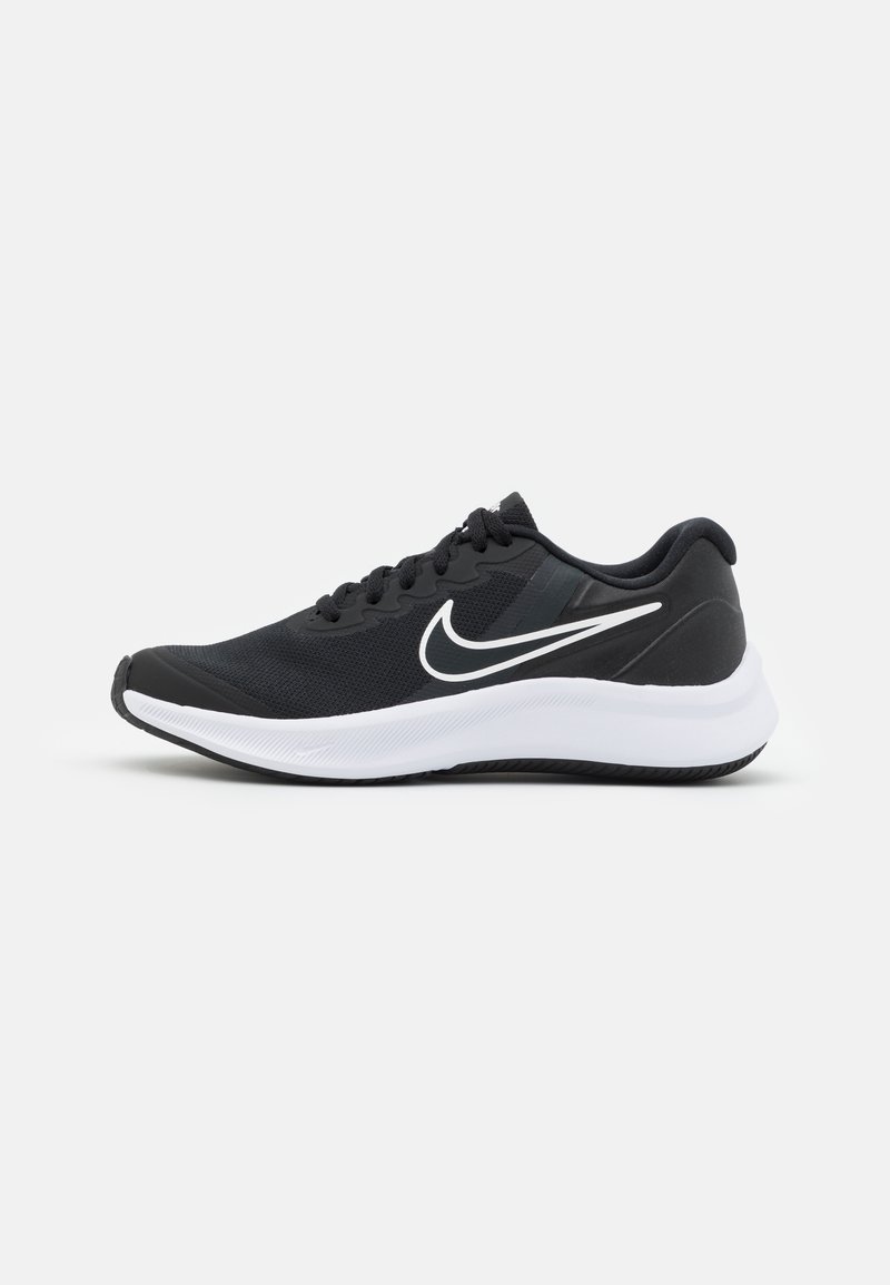 Scarpe da ginnastica nere con parte superiore in mesh traspirante, logo swoosh bianco, suola testurizzata e design con lacci per una vestibilità sicura.