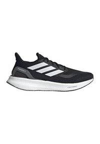 Chaussure de course noire avec une tige en mesh, trois rayures blanches, une semelle intermédiaire texturée et une semelle extérieure en caoutchouc lisse, arborant les étiquettes "PUREBOOST" et "LIGHT BOOST".