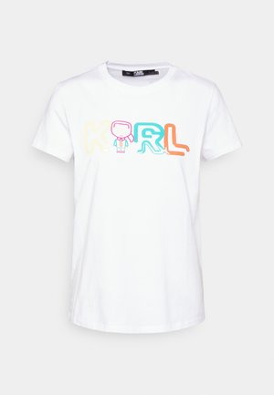 Wit T-shirt met korte mouwen met kleurrijke cartoon-stijl "KARL" tekst en een kleine karakterillustratie geïntegreerd in de letters aan de voorkant.