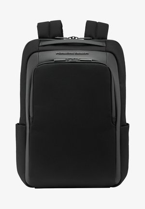 Sac à dos noir en matériau texturé avec un panneau supérieur lisse, des bretelles réglables doubles, une fermeture éclair et un détail de marque subtil.