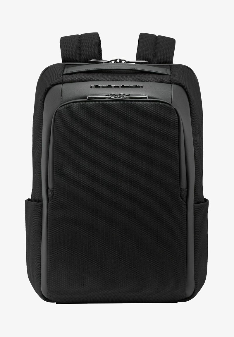 Mochila negra hecha de material texturizado con un panel superior liso, correas ajustables duales, cierre con cremallera y un discreto detalle de marca.