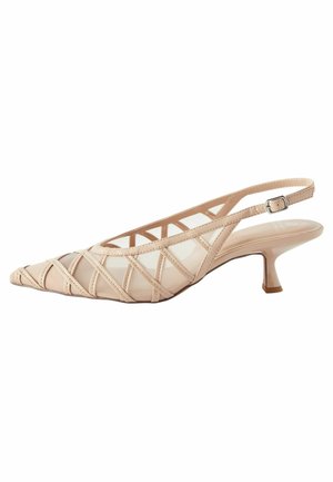 Beige slingback cipő, hegyes orral, sima és hálós anyagok keverékéből készült, átlós pántokkal és alacsony, kisméretű sarokkal.