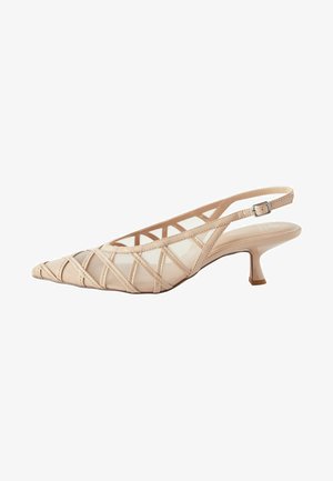 Beige slingback cipő, hegyes orral, sima és hálós anyagok keverékéből készült, átlós pántokkal és alacsony, kisméretű sarokkal.