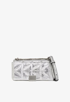 Klassisk sølv metallic håndveske med quiltet tekstur, kjedehåndtak og rektangulær lås. Kompakt form med blank overflate og subtilt mønster.
