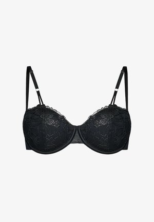 Czarny biustonosz z drucikiem, ozdobiony koronką w kwiaty, z regulowanymi cienkimi ramiączkami na białym tle.