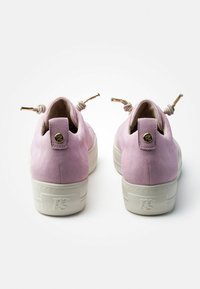 Helle rosa Wildledersneaker mit einer weißen Gummisohle, dekorativen goldenen Hardwareakzenten und elastischen Schnürsenkeln für ein einfaches Anziehen.