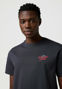 Wrangler GRAPHIC - T-shirts print - faded_black