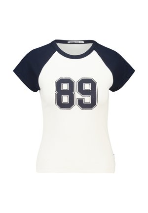 Witte T-shirt met korte mouwen en marineblauwe raglanmouwen, geribbelde textuur en het nummer 89 in donkerblauw op de voorkant gedrukt.