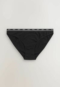 Crne pamučne bikini gaćice s ravnim pojasom na kojem se nalazi bijeli „NEXT” logo. Glatka tekstura i klasičan, jednostavan dizajn.