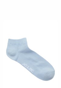 Lichtblauwe katoenen enkelsok met een geribbelde boord en een wit "JACK & JONES" logo dat nabij de teen is gedrukt. Soepele textuur, zonder patronen.