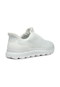 Scarpa da ginnastica bianca con tomaia in maglia testurizzata, suola in gomma morbida con design ondulato e colletto imbottito per il comfort.