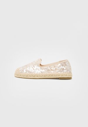 Espadrilha bege coberta de lantejoulas com bico redondo, sola de corda e abertura elástica para fácil colocação. Design plano e acabamento texturizado.