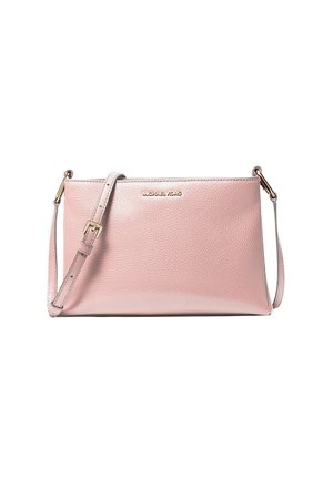 Miękka różowa skórzana torba na ramię z regulowanym paskiem i złotym logo "Michael Kors" na przodzie.