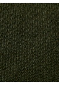 Donkergroen gebreide stof met een geribbelde textuur, met een close-up van individuele garenvezels en steekpatronen.