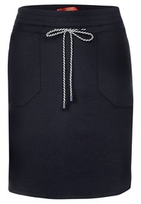 Černá sukně z měkké látky, s bílým stahovacím páskem s černými detaily a dvěma předními kapsami.