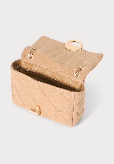 Beige laukku vuorattu sauma, jossa on sileä kultainen kiinnike. Sisäpuolella on vetoketjullinen tasku ja pehmeä vuori. Avoin läppädesign.