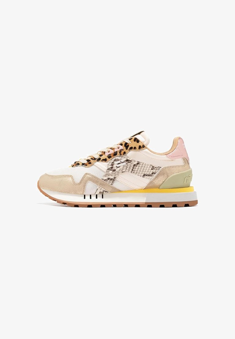 Zapatilla deportiva en beige y blanco con acentos de estampado de leopardo, detalles de ante, malla texturizada y un talón amarillo-verde; suela de goma con tracción negra.
