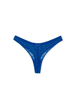 String bleu en dentelle avec motif floral, bords festonnés et taille basse. Présente une texture transparente et une coupe minimaliste.