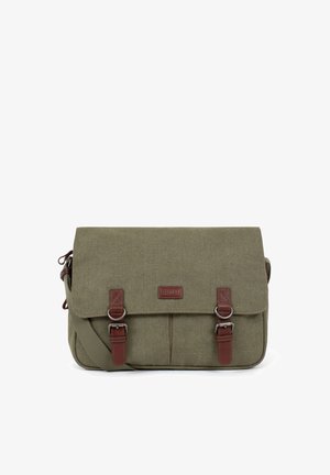 Sac messager en toile vert olive avec bandoulière ajustable et deux fermetures à boucle en cuir marron sur le rabat avant.