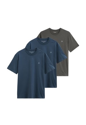 Tre semplici t-shirt a maniche corte con scollo rotondo in blu scuro e grigio con un piccolo logo bianco sul petto sinistro.