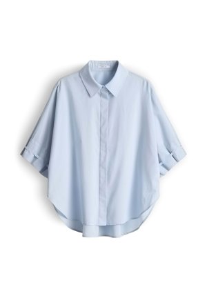 Hellblaue Bluse mit kurzen Ärmeln, spitzem Kragen, durchgehender Knopfleiste und leicht abgerundetem Saum, die vor weißem Hintergrund hängt.