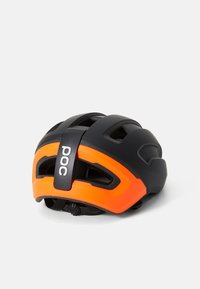 Casco de ciclismo negro y naranja con ranuras de ventilación, exterior texturizado y un sistema de ajuste para un ajuste seguro. Presenta un logo en la correa.