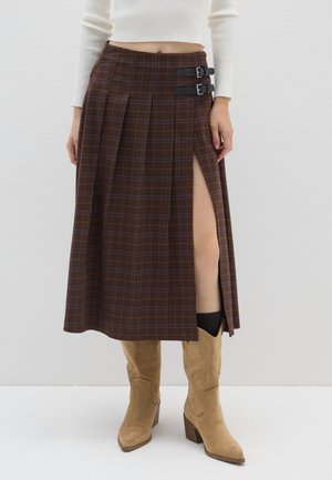 CHECKED WITH BUCKLES - Gonna a pieghe - brown red