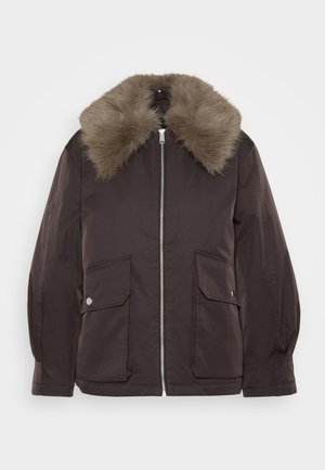 Giacca marrone con colletto in pelliccia sintetica, zip frontale e due ampie tasche con patta. Tessuto strutturato e forma definita, adatta per il freddo.